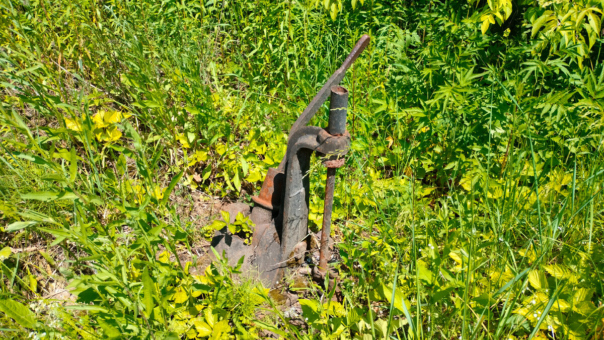 Железнодорожная стрелка, разделяющая путь до бетонного завода (ранее до воинской части возле деревни "Аникеевка").
