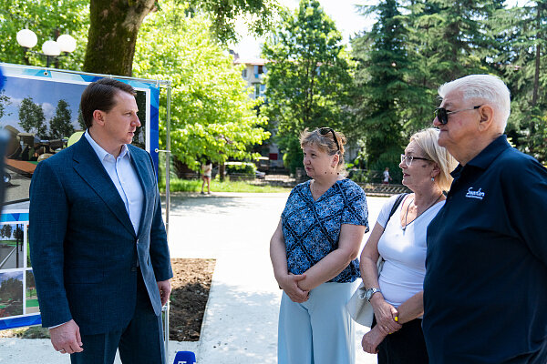 Глава Сочи Алексей Копайгородский обсудил с жителями благоустройство Фестивального сквера