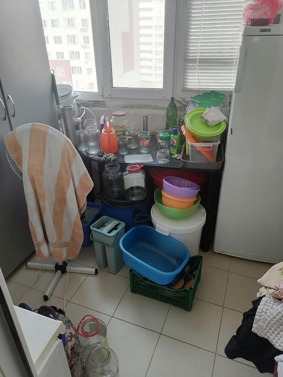 Где здесь может поместиться 138 литров браги? Под столом!