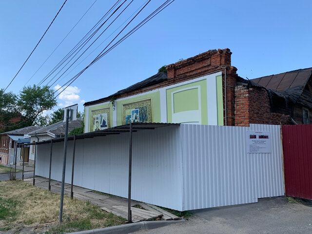    Перед домом оборудовали безопасный переход