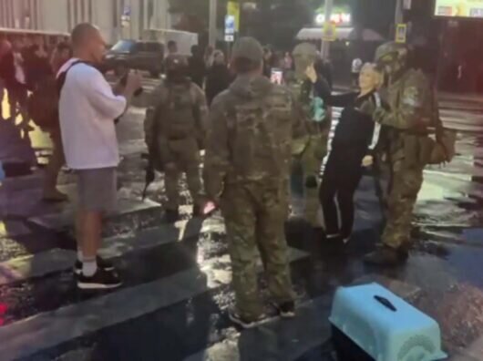    Бойцы ЧВК "Вагнер" общаются с ростовчанами вечером 24 июня //Фото: телеканал RT