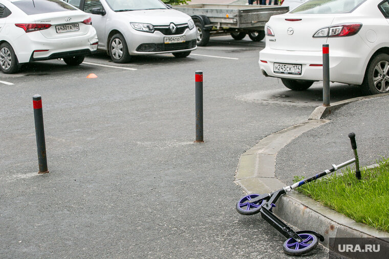    Девочка на самокате выехала на красный сигнал светофора