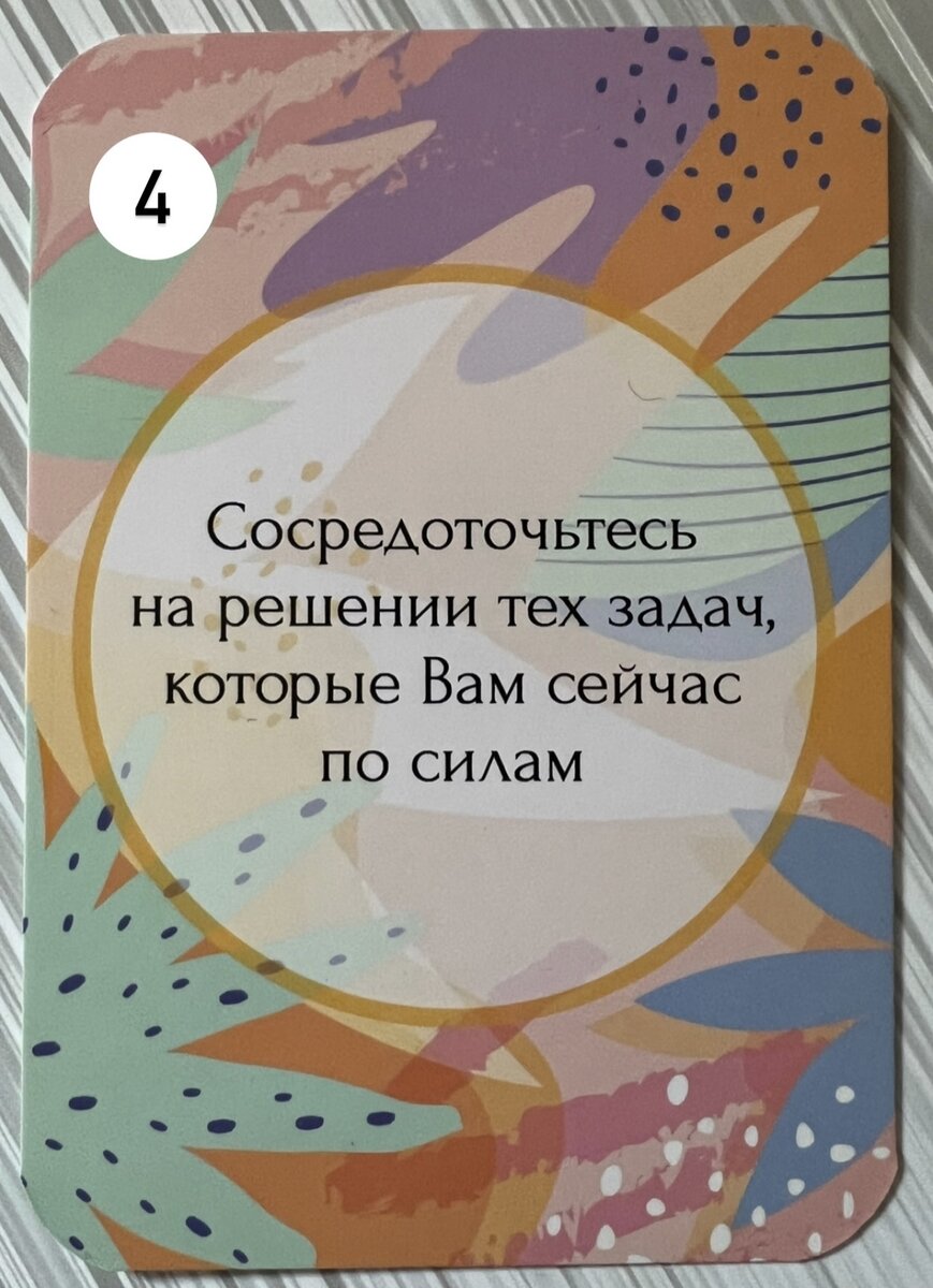 Вечно возбужденная самка окружила себя сразу несколькими хуями и дала всем в ротик и пилотку сразу