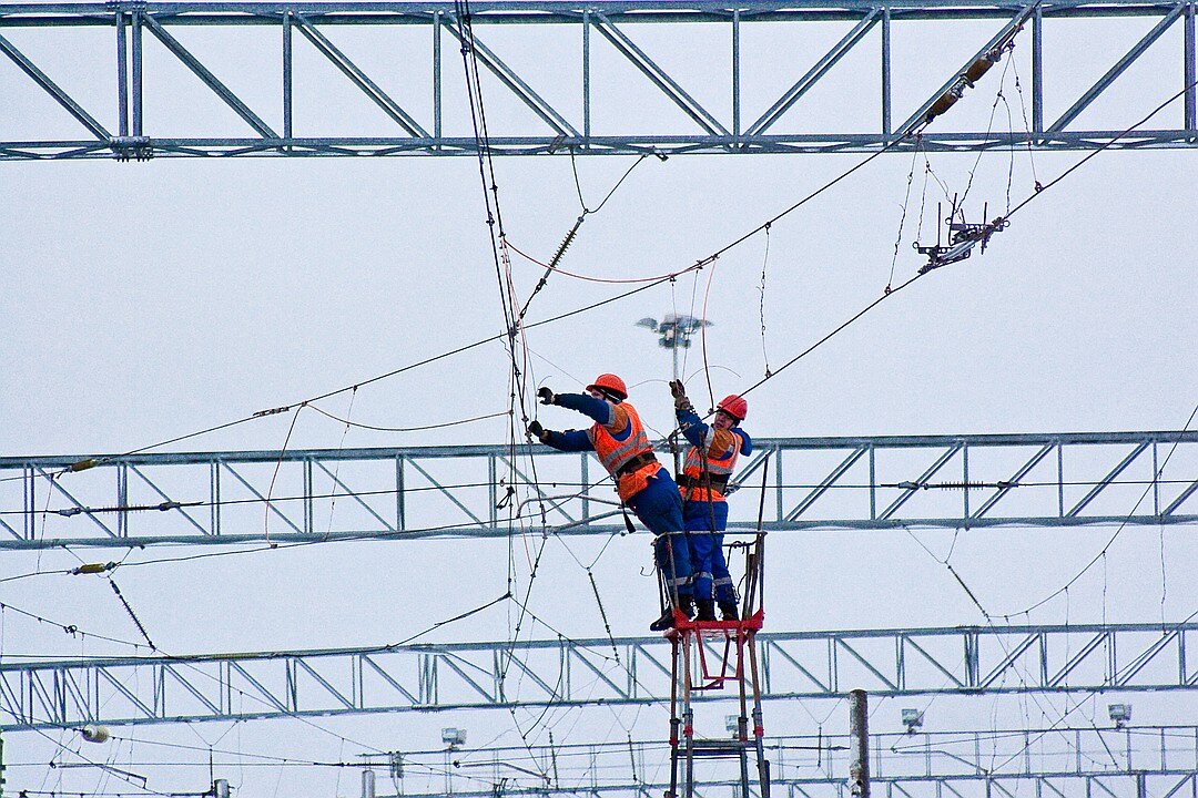 Работа под напряжением с изолированной съемной вышки .