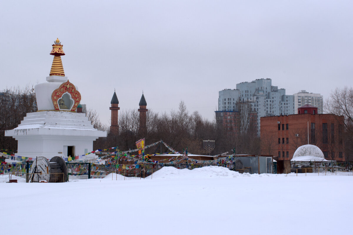 В кадре буддистский храм, мечеть и синагога. Православный храм не попал в кадр. Вы его не видите, но он есть.