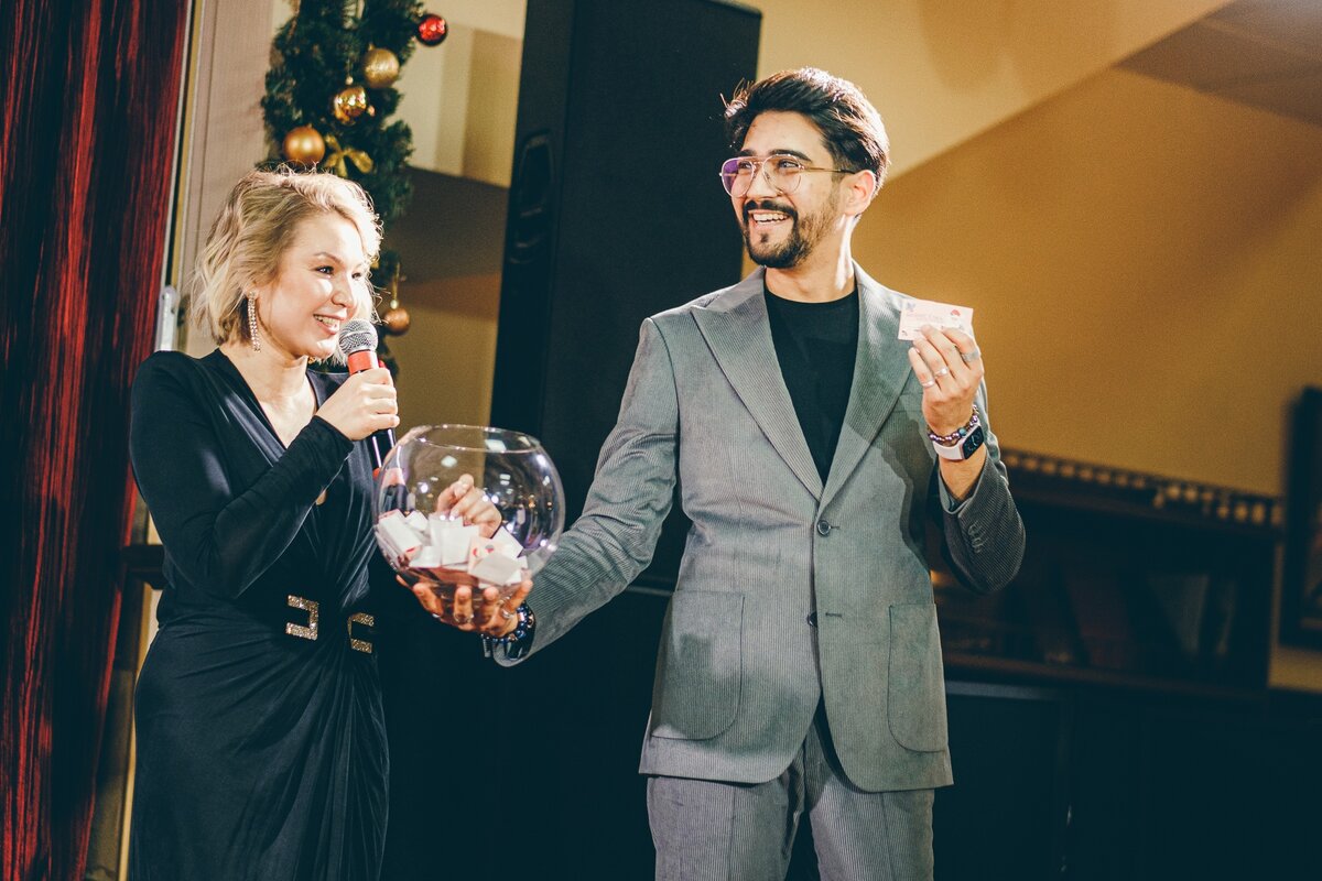 Ведущие вечера: Жанна Дарина и Фархад Иванов