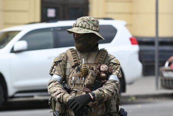    Ростов-на-Дону. Боец ЧВК «Вагнер» у здания штаба Южного военного округа