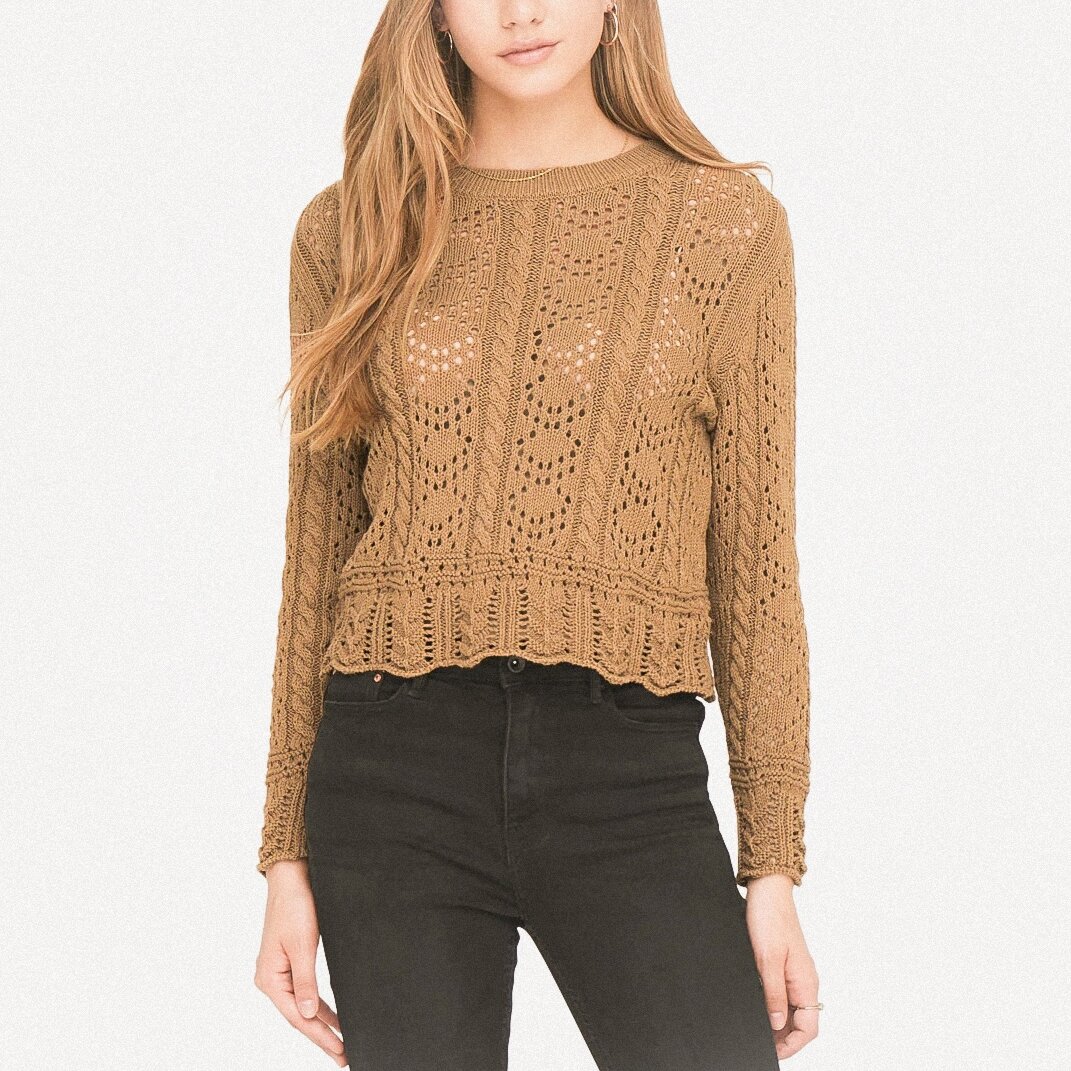 Укороченный джемпер с ажуром и жгутами