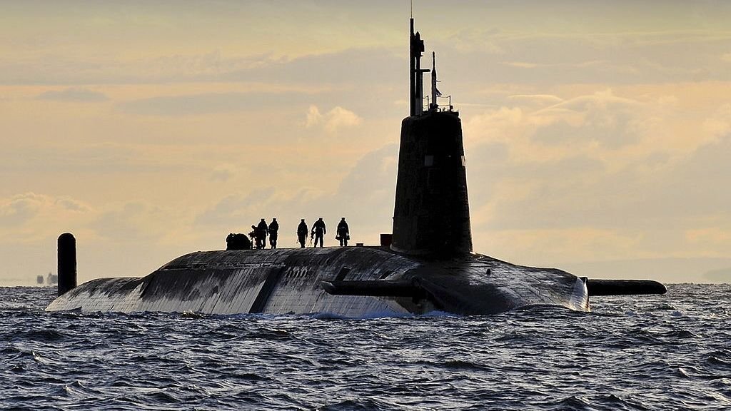 Атомная подводная лодка HMS Vanguard возвращается из похода на военно-морскую базу Клайд, Шотландия. Фото: Министерство обороны Великобритании / commons.wikimedia.org