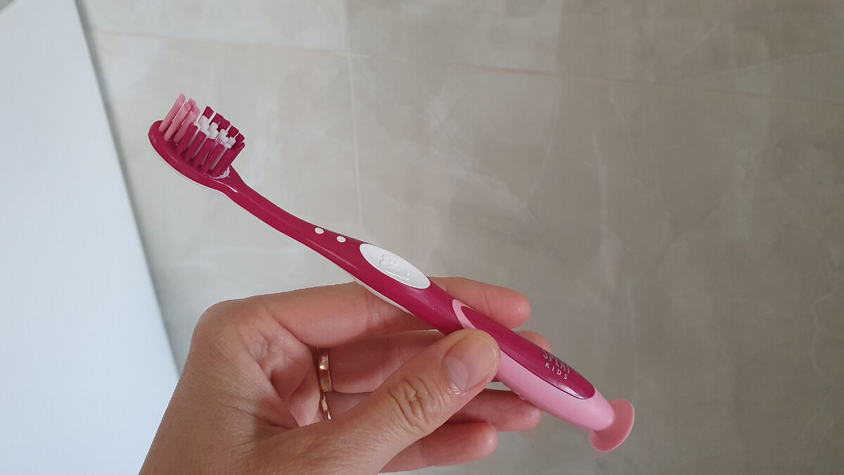 Щетка у нас обычная, часто меняем