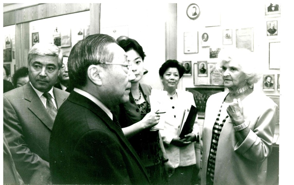 делегация КНР во главе с зам.премьера Госсовета КНР Ли Ланьцином в Музее истории КГУ.16.07.2002 г.