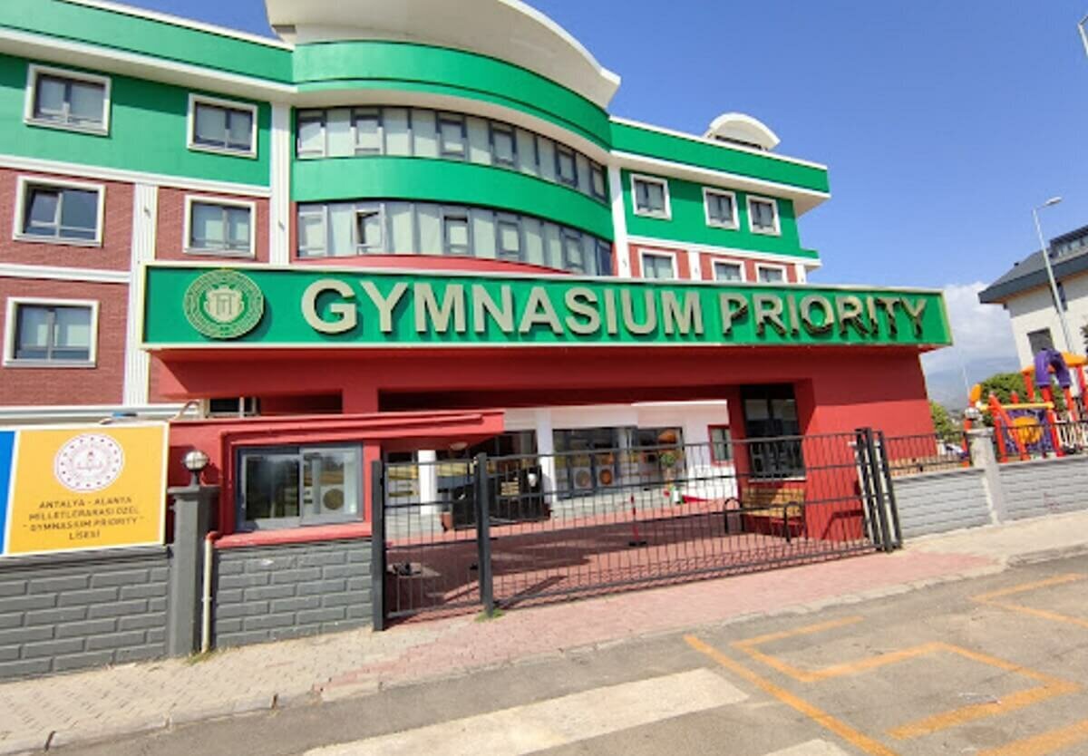 «Гимназия Приоритет» в микрорайоне Алании Оба (Турция).
