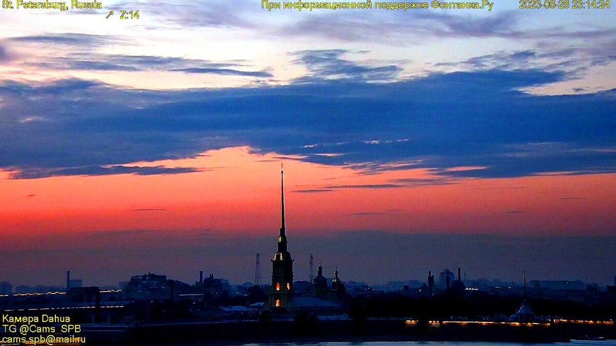 Ещё одно событие в эти выходные - небо Санкт-Петербурга окрасилось в бело-сине-красный цвет, последний раз до этого было в августе 2020г.