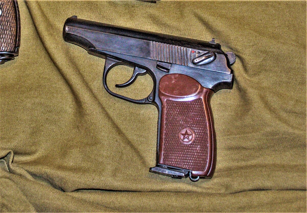 спецы сразу узнают пневматический макар. Но фотка уж очень брутальная и в тему :)