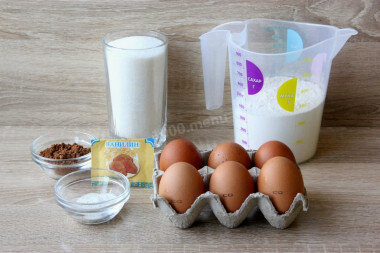 ШАГ 1:
Как испечь торт Черепаха классический со сметаной? Подготовьте необходимые ингредиенты для теста. Все продукты должны быть одной, комнатной температуры, поэтому яйца надо достать заранее. Заранее включите духовку на 180 градусов.