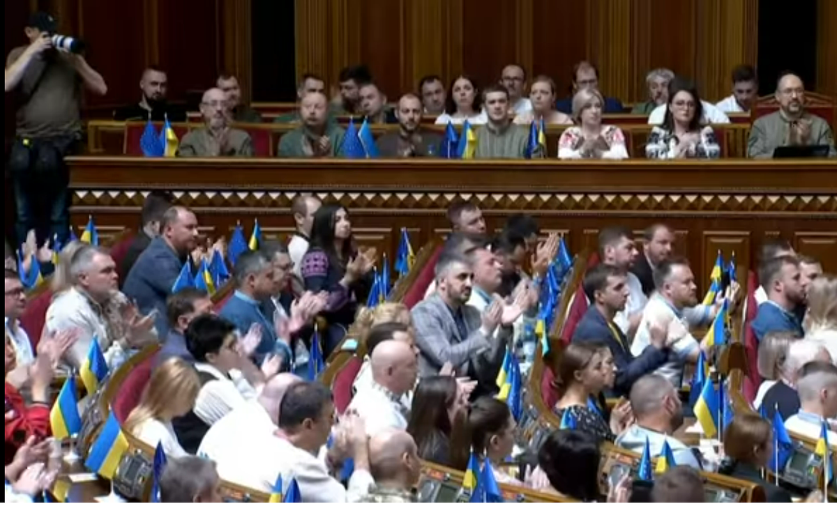 Выступление залужного в раде. Выступление залужного в раде. Валерий залужный и зеленский. Главнокомандующий всу. Дом президента украины.