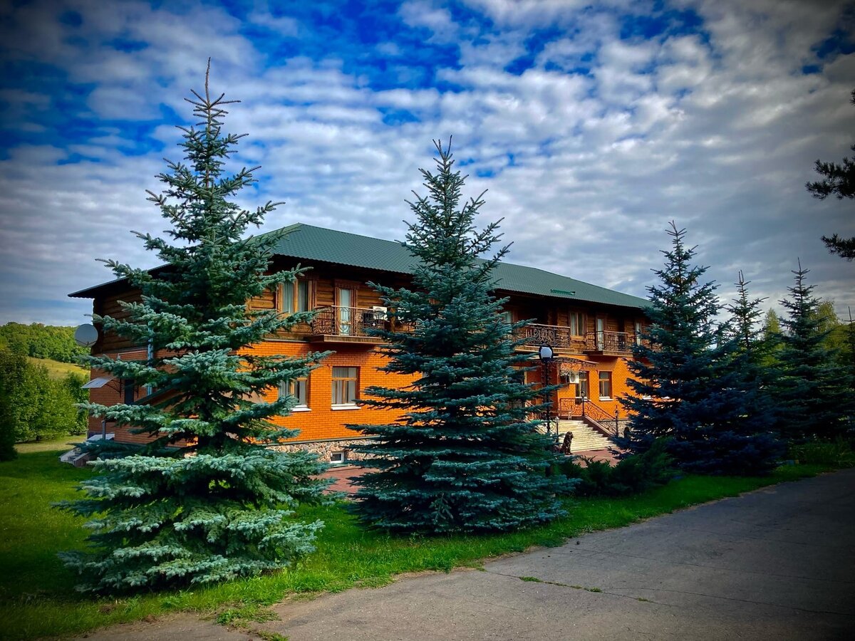 Главный корпус парк-отеля "Шеино"