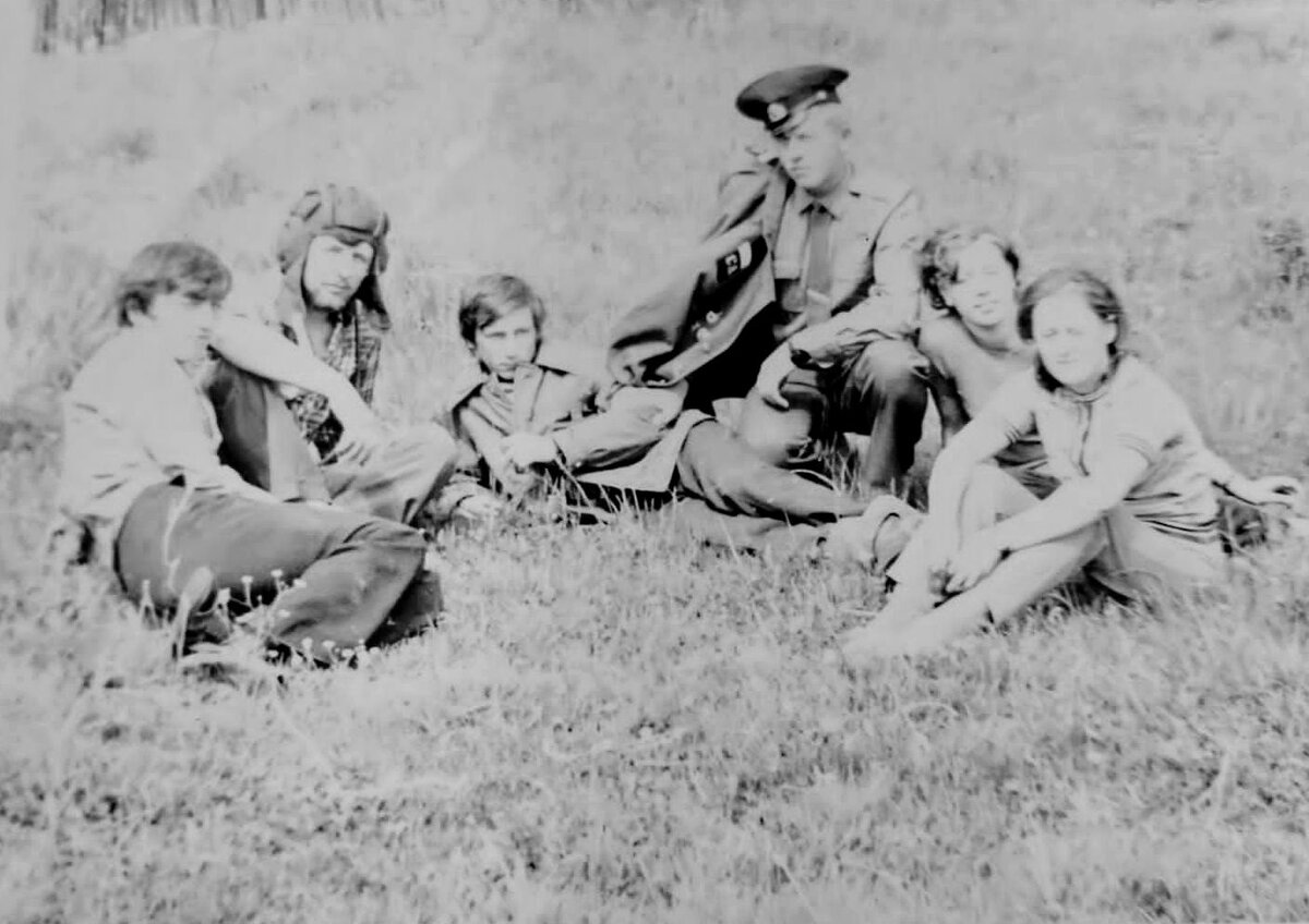  Друзья! Снова приветствую вас на своём канале подборкой фотографий, которые вы прислали в комментарии совсем недавно. Сегодня - юноши 70-х прошлого века. Ваши одноклассники, однокурсники, ровесники...-4