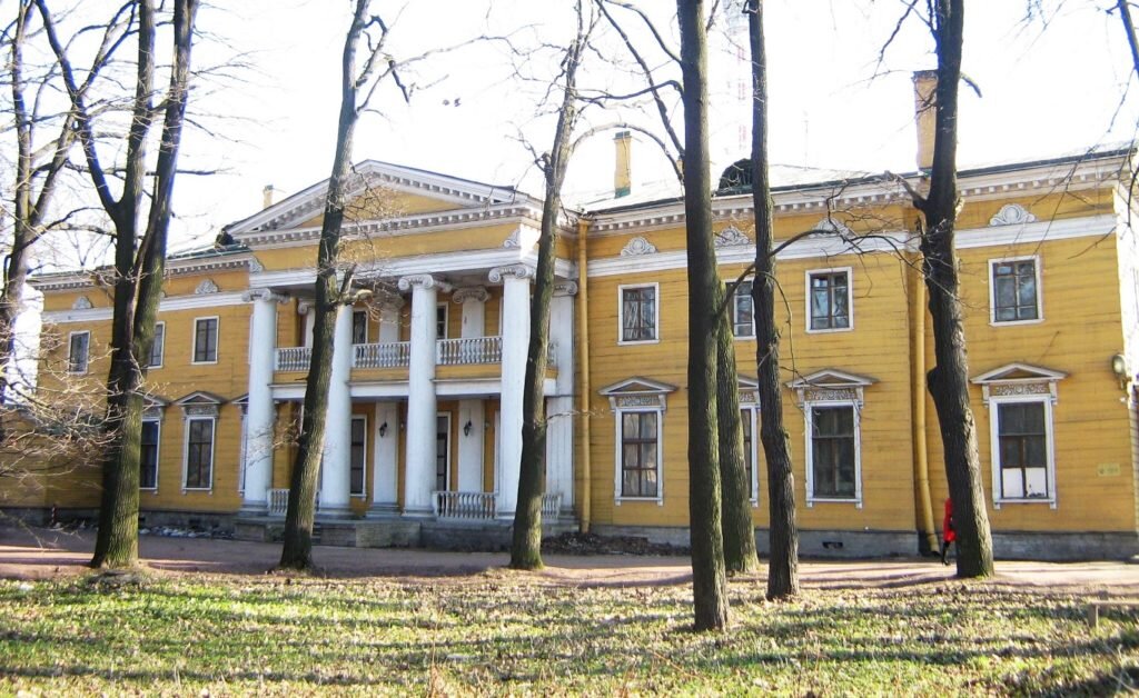 Внешне головинская дача сейчас выглядит примерно так (главный фасад)
