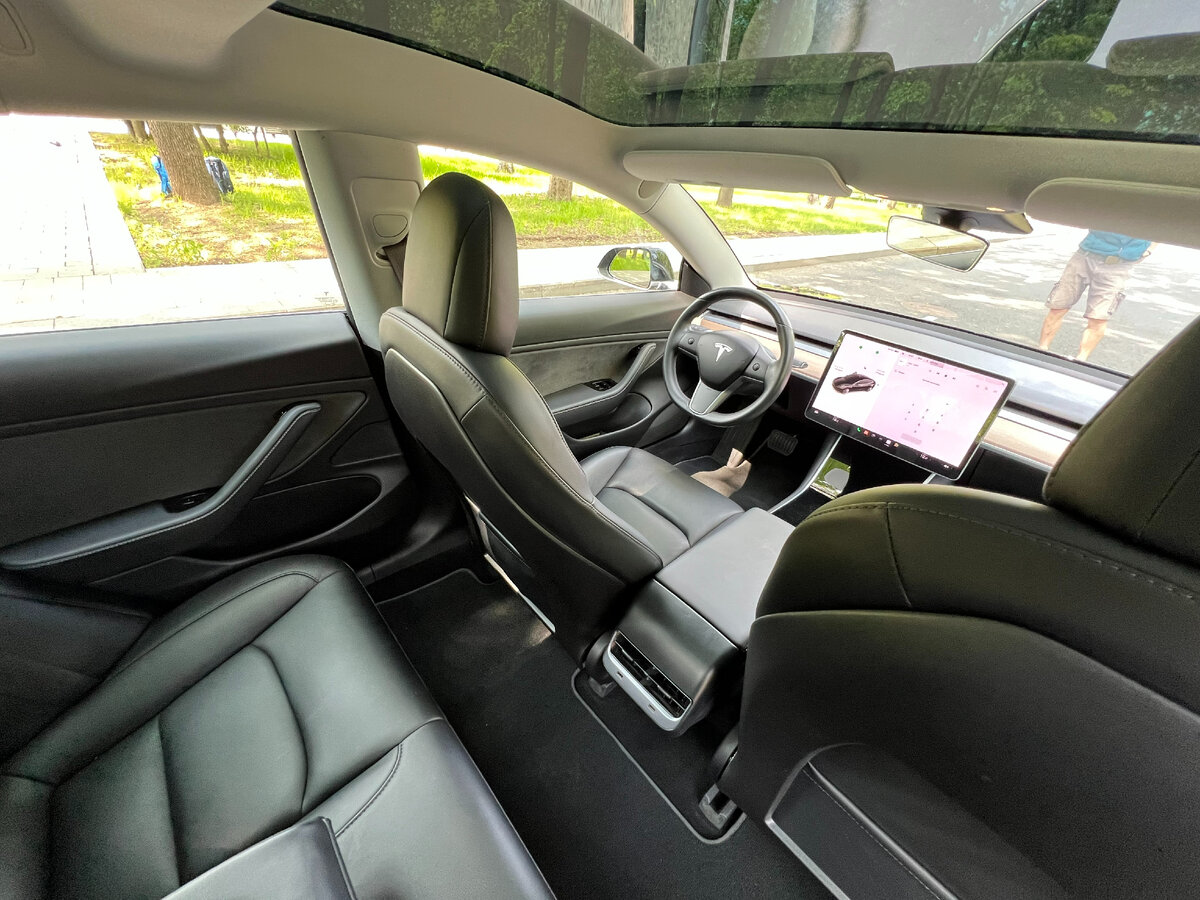 Салон Теслы Модел 3 черного цвета 2018 года.