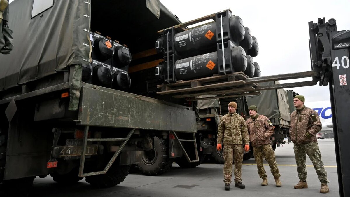 Украинские военные загружают грузовик американскими противотанковыми ракетами Javelin. Фото: Sergei Supinsky / AFP / Getty Images