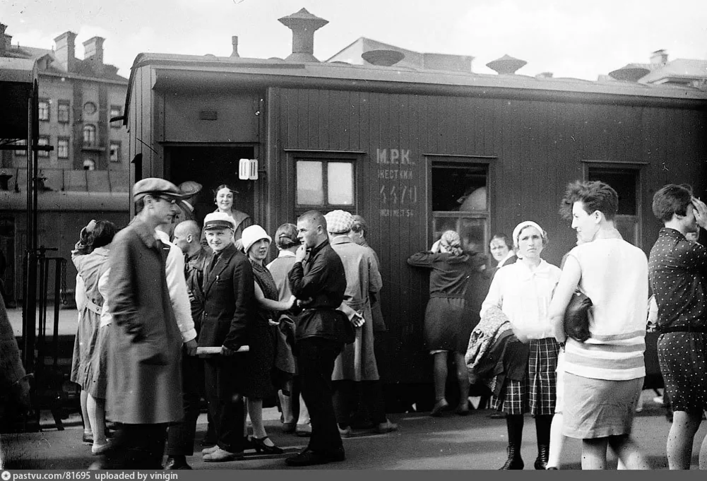 девушка 20 лет. студенты 1940 года. америка 1920 годов. сталинская архитектура 30-х гостиница москва. англия 20е мужчины 50е.