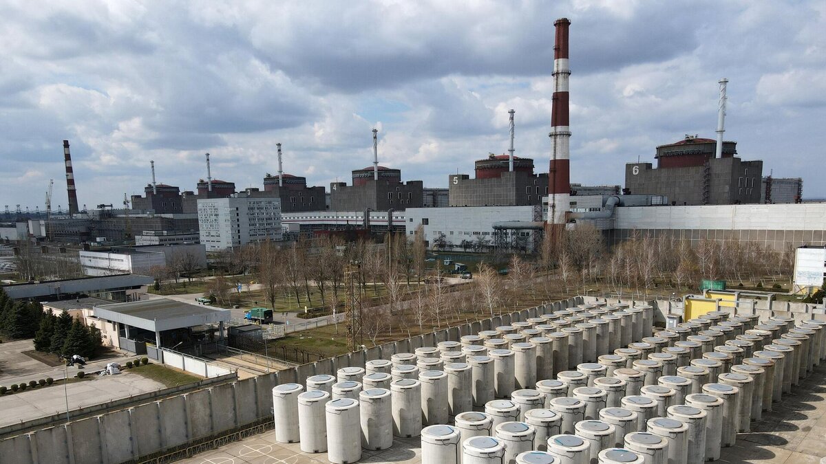 Для того, чтобы заставить Запад пересмотреть своё мнение и принять Украину в НАТО, киевский режим в ближайшие дни попробует взорвать ЗАЭС и свалить вину на Россию.