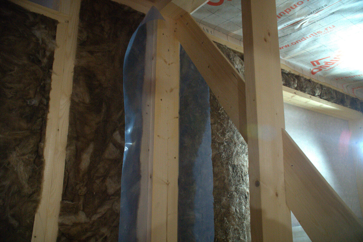 Так выглядит вблизи укладка утеплителя KNAUF Insulation  в вертикальные несущие стены