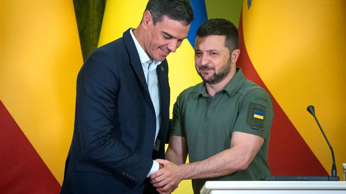 Премьер-министр Испании Педро Санчес и президент Украины Владимир Зеленский обмениваются рукопожатием на пресс-конференции в Киеве, Украина, в субботу, 1 июля. Фото: Ефрем Лукацкий/AP