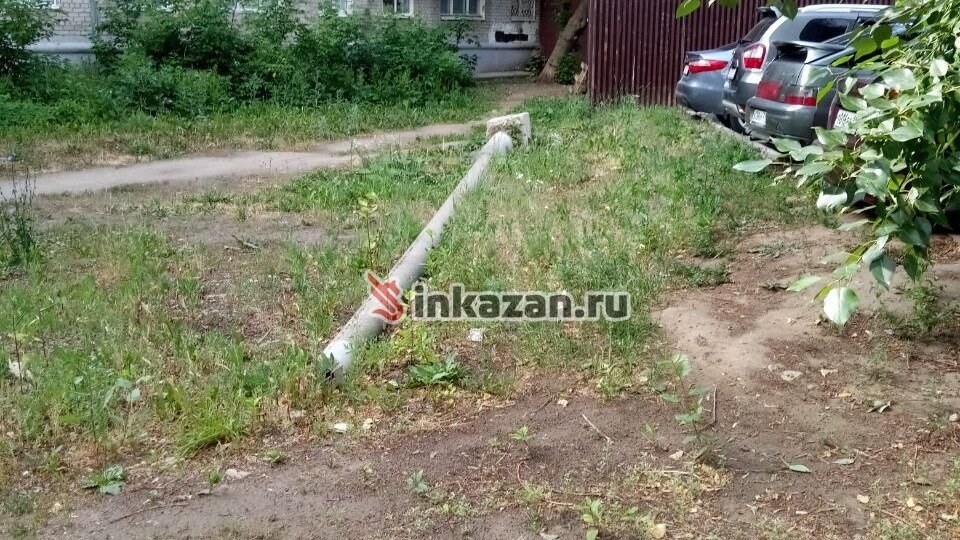     В Казани между домами №33 и 33а по улице Дементьева около трех лет лежат два столба, которые должны были там установить. Об этом Inkazan сообщил читатель, который живет в одном из этих домов.