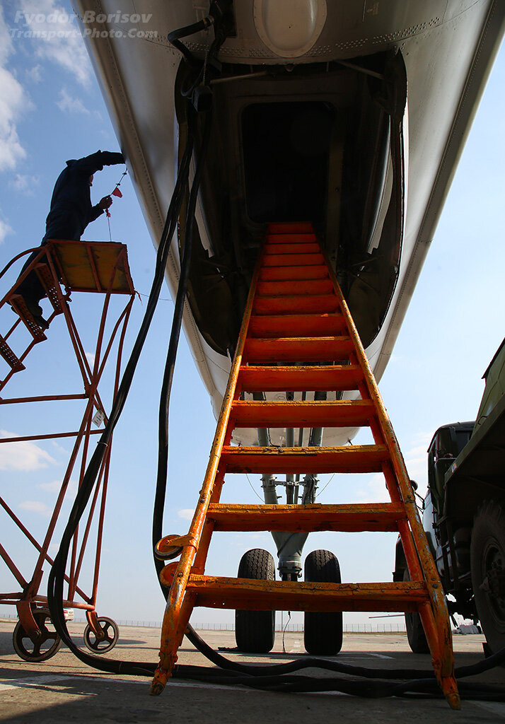 2. Трап в самолёт. 