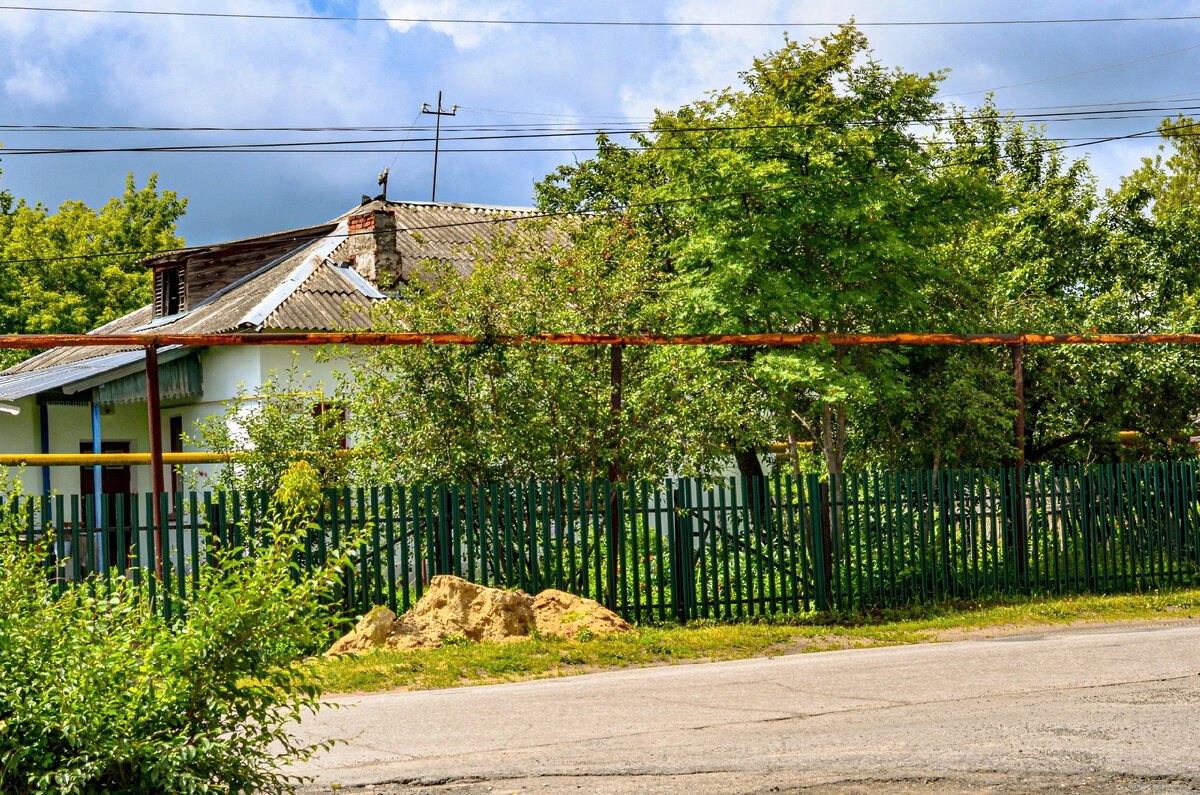 А мы едем по полям и лесам, через города и маленькие деревеньки 