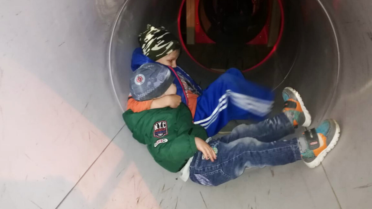 Прячутся от матери. Но от меня разве спрячешься?