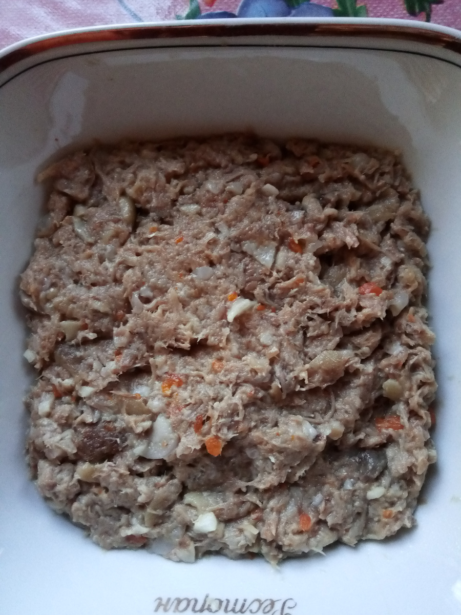 Нарезанные мясо. 