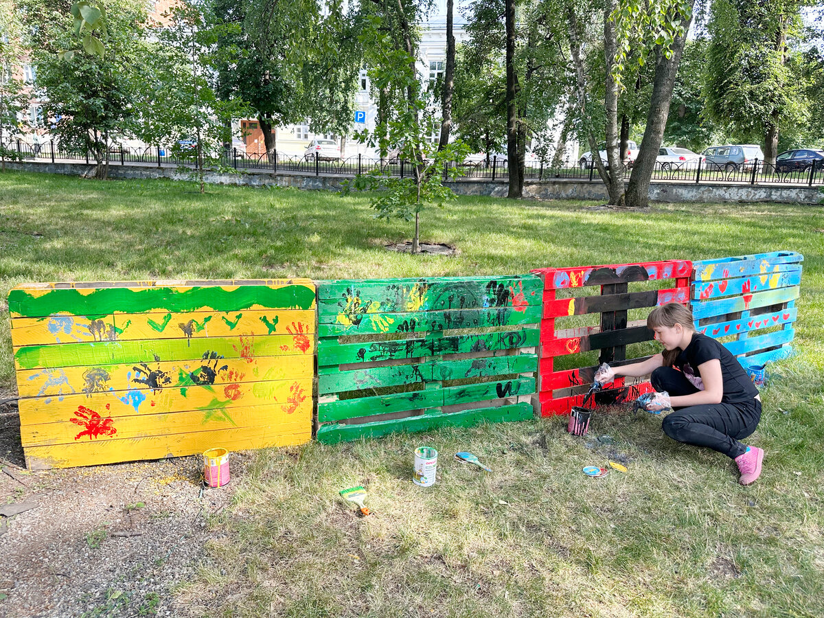 Наталия Семенова красит забор по примеру героя знаменитой книги