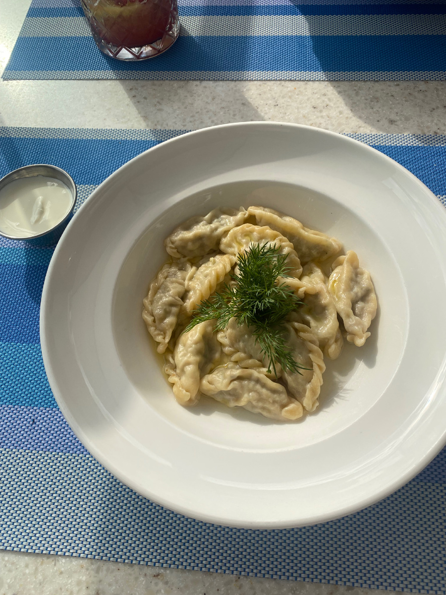 Пельмени с лососем и сметаной, вкусно, нежно и необычно. Тесто тонкое, за 400 рублей просто отлично