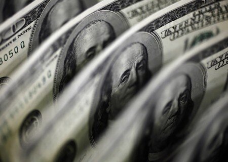    Курс доллара уже почти 90 рублей, евро — почти 100. Почему слабеет рубль?