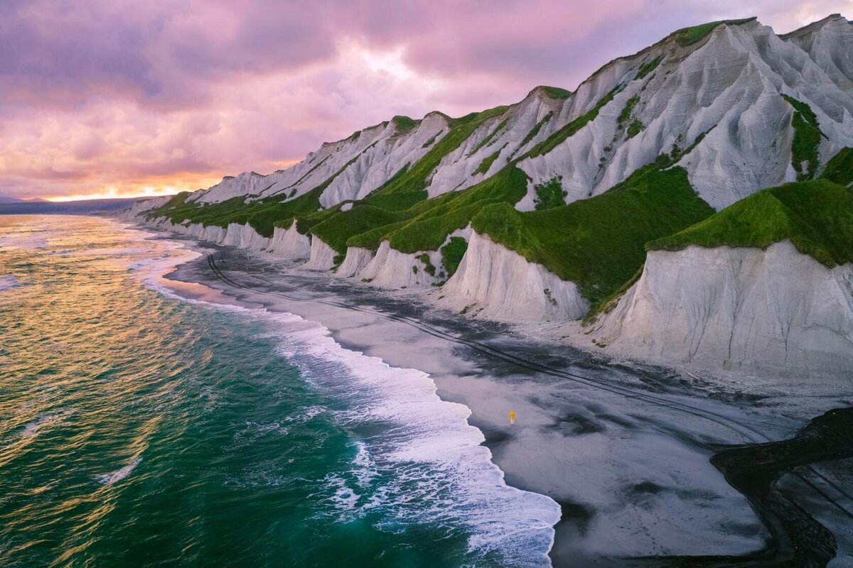 Белые скалы острова Итуруп, Курильские острова 
