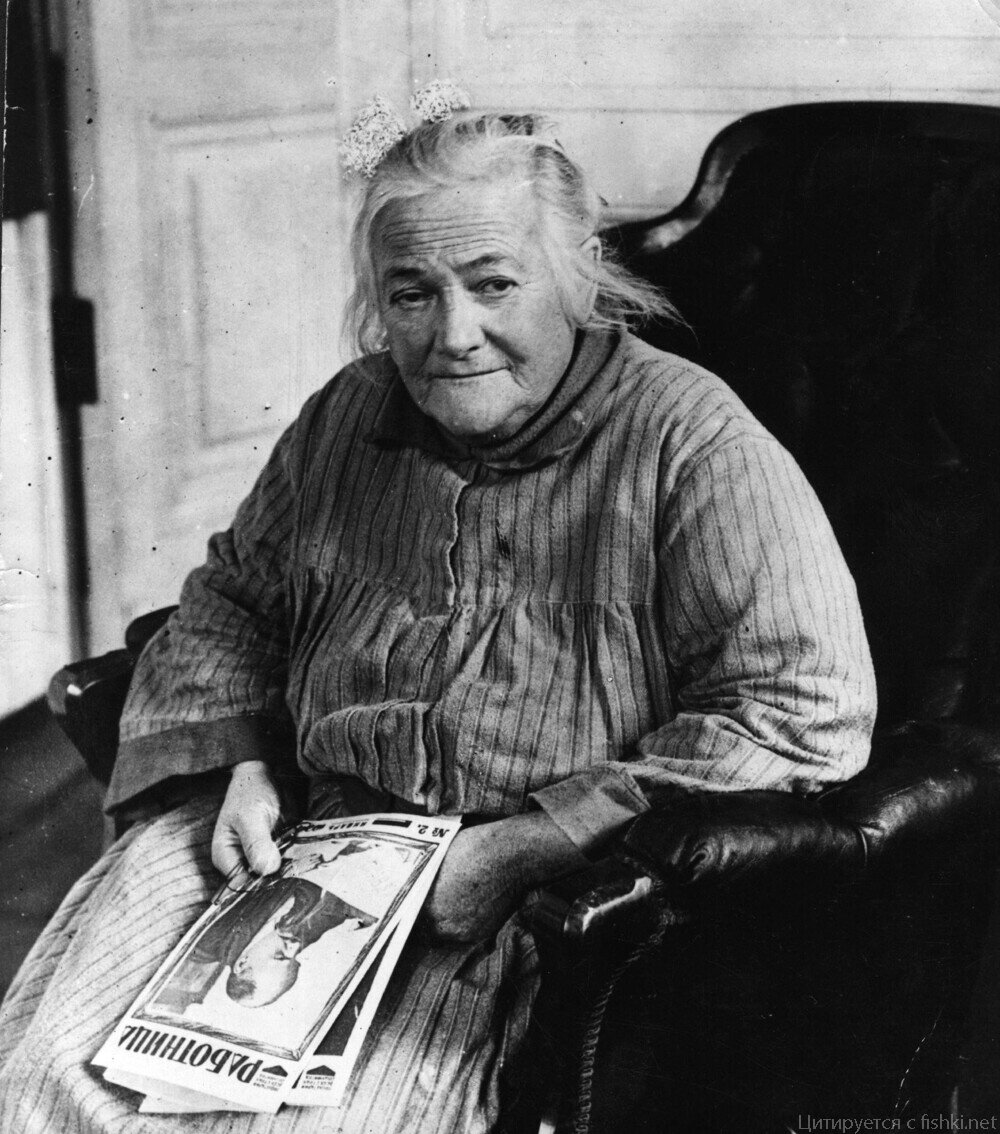 Клара Цеткин, немецкий политический деятель и лидер социалистического движения. Она оказала огромное влияние на мир своими идеями, борьбой за равноправие женщин и социальную справедливость.