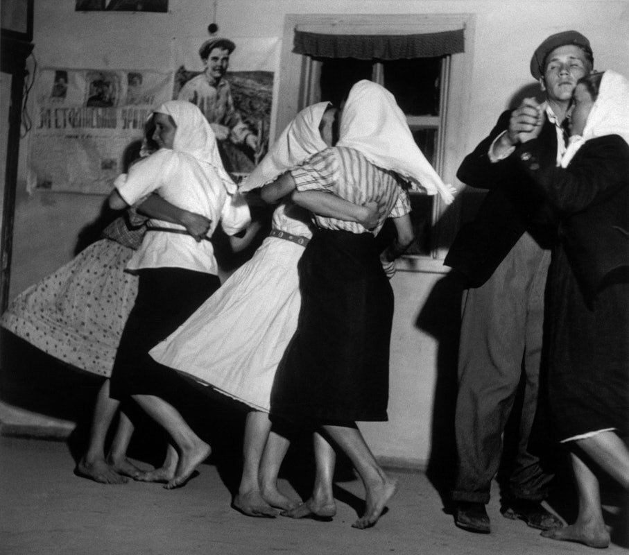 Танцующие пары в доме культуры,1947 год .Фото:Robert Capa