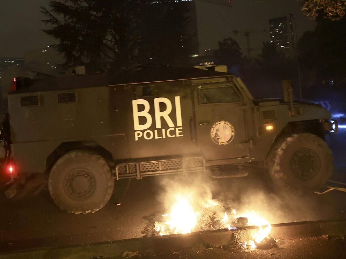    Бронеавтомобиль элитного отряда BRI в парижском пригороде Нантер© AP Photo / Aurelien Morissard