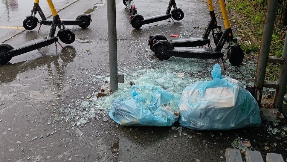     Утро в районе бухты Тихая во Владивостоке было недобрым. Горожане пришли к практически разгромленным остановочным павильонам.