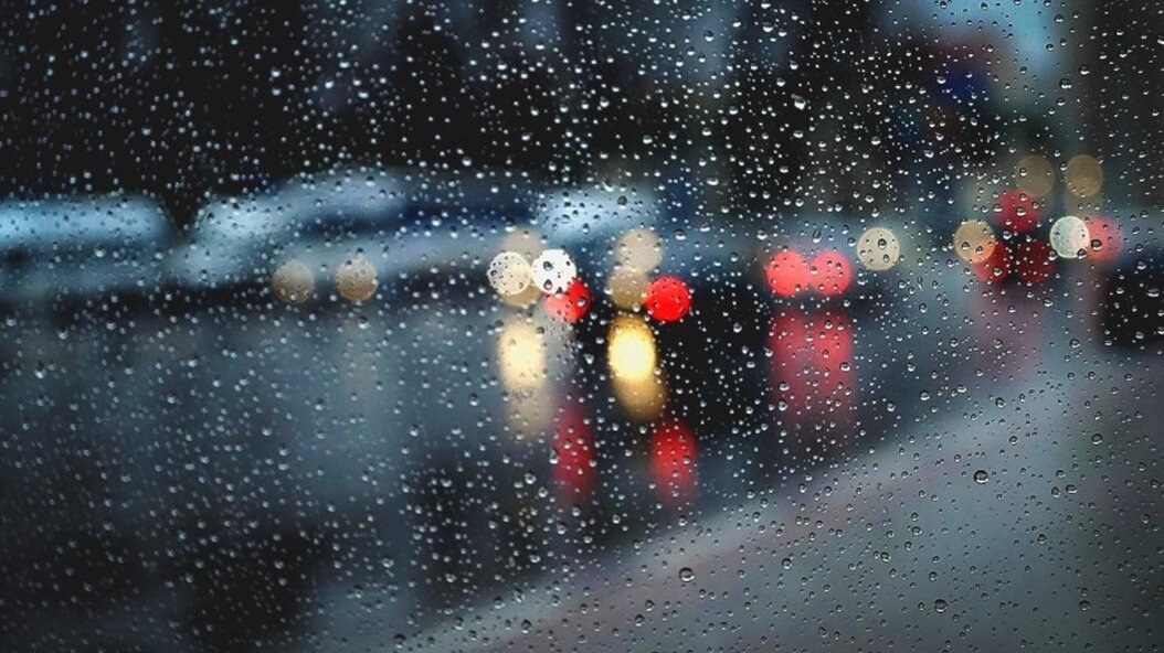     МЧС, Дептранс и Комплекс городского хозяйства Москвы предупредили жителей и гостей столицы о надвигающейся грозе (ВИДЕО). Согласно прогнозам, дождь с грозами и порывами ветра ожидается с полудня и до конца вечера.