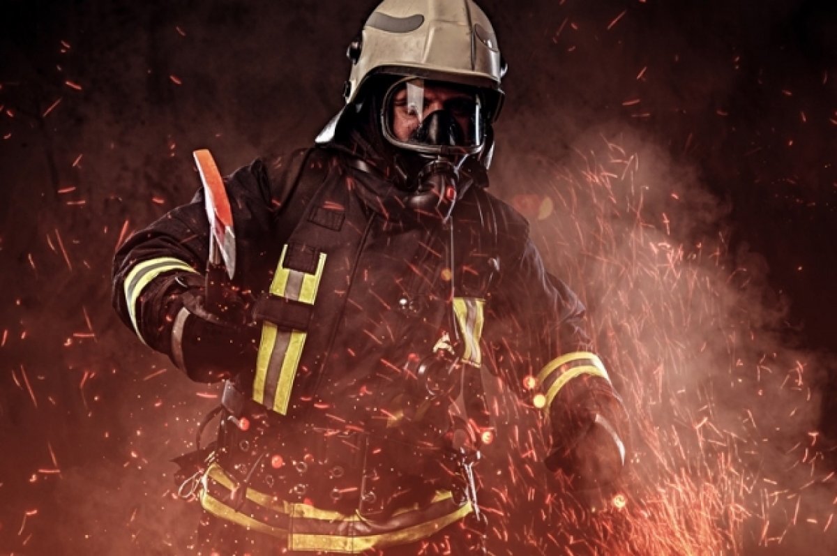    В Санкт-Петербурге горит ангар с покрышками