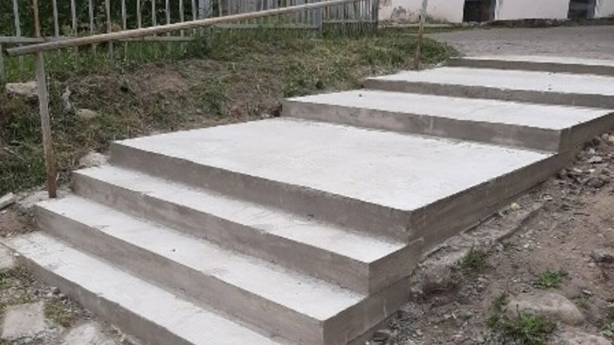     Фотографии лестницы без пандуса и перил опубликовали в соцсетях.