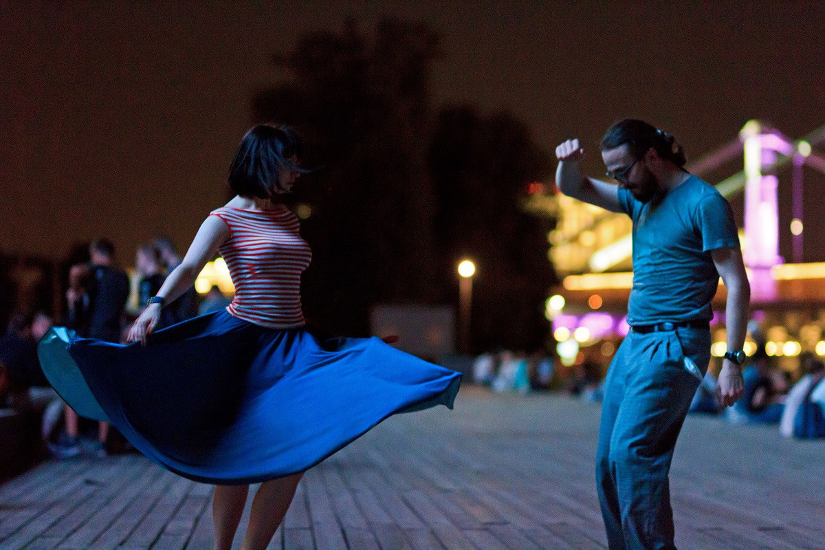 Песни танцы на улице. Парк Горького милонга. Танцы. Танцы в парке. Вечерние танцы.