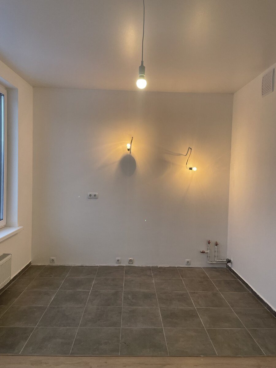 Розеток застройщик не много выдал. 