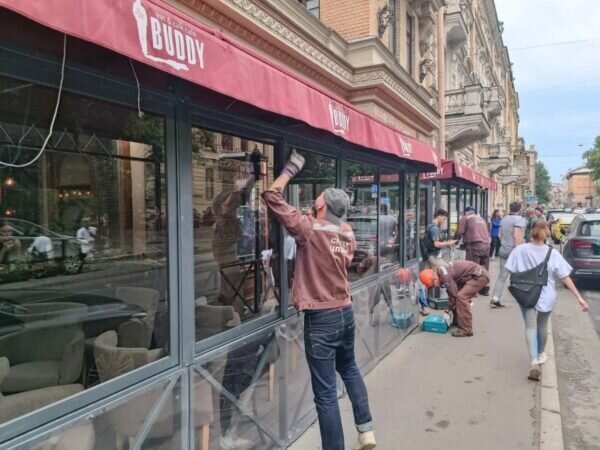 Демонтаж летней террасы в центре Петербурга
