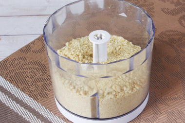 ШАГ 1:
Как приготовить чизкейк без выпечки с творогом? Сначала сделайте основу. Печенье для нее выбирайте самое простое, на свой вкус. Я брала со вкусом топленого молока. Измельчите его в крошку в блендере или скалкой, поместив в пакет.