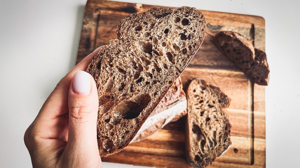     В Сальске местный житель решил помочь нуждающимся и оплатил хлеб на 100 тысяч рублей, однако продавцы решили продать его второй раз, об этом рассказали в местном Telegram-канале.